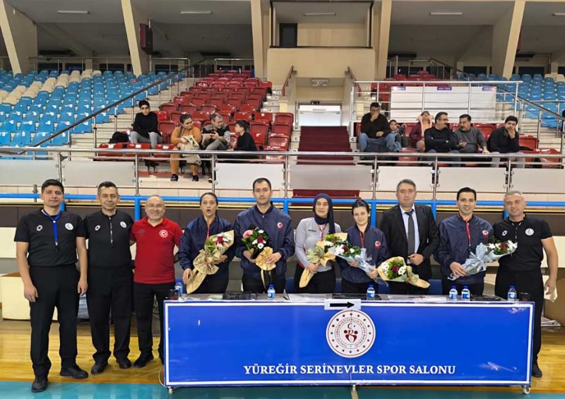 Başkandan hakemlere çiçek.jpg